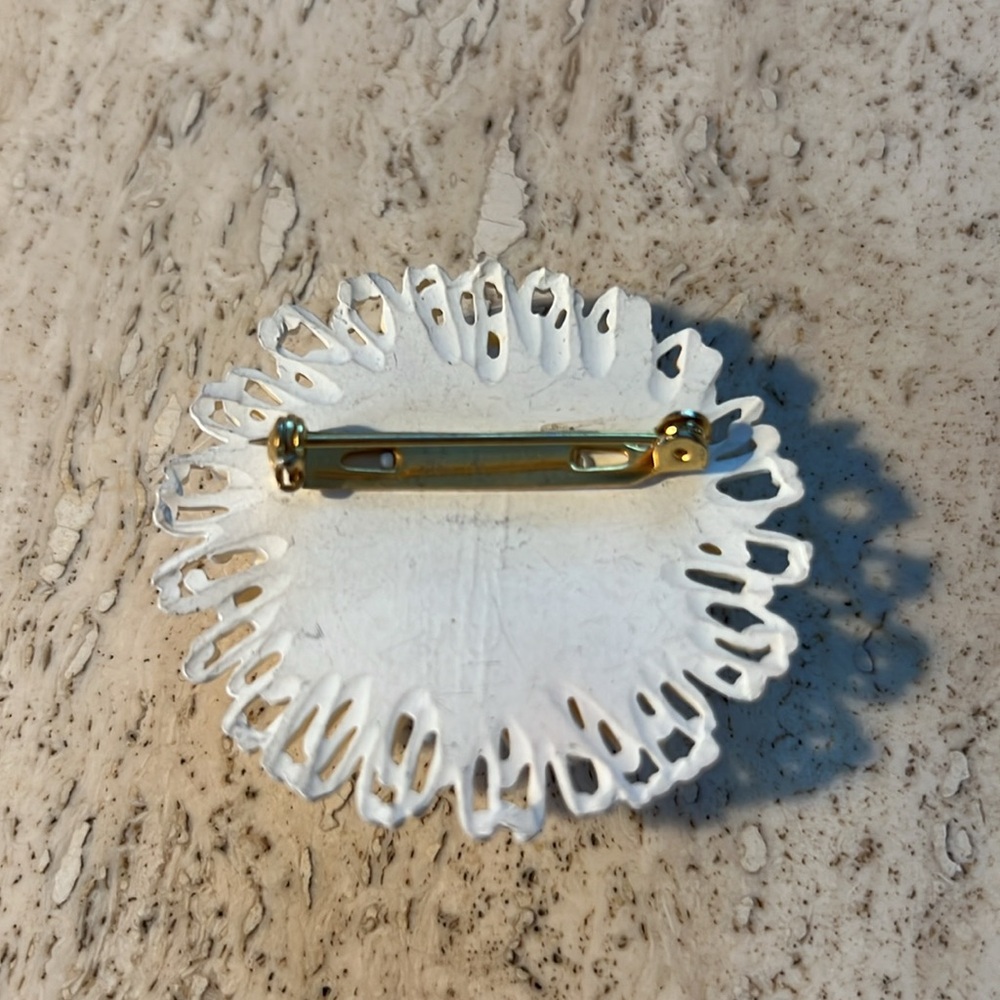 Vintage celluloid chrysanthemum brooch - Picture 3 of 4